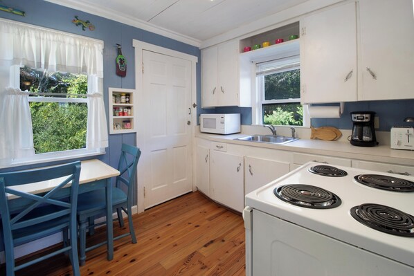 ثلاجة، ميكروويف، فرن، موقد طهي مسطح