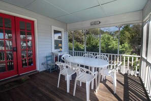 تناول الطعام بالخارج