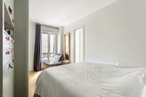 2 chambres, bureau, fer et planche à repasser, lit parapluie