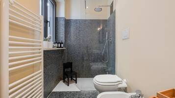 Ein kleines Badezimmer mit Dusche, Toilette und Waschbecken.