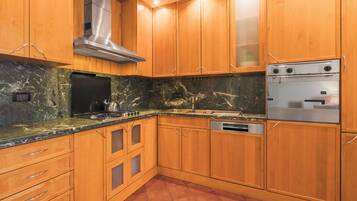 Nhà tiện nghi đơn giản, quang cảnh vườn | Bếp riêng | Tủ lạnh, lò nướng, máy rửa bát, dụng cụ pha espresso