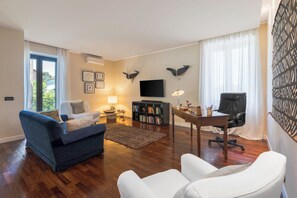 Hus – comfort, hageutsikt | Oppholdsområde | En 32-tommers Flatskjerm-TV med kabel-kanaler samt peis