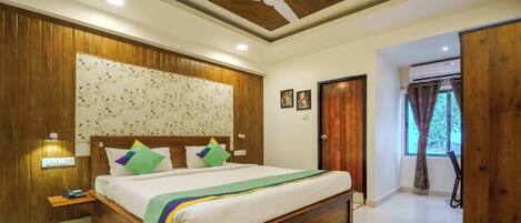 Deluxe Room | In-room safe, desk, soundproofing, iron/ironing board