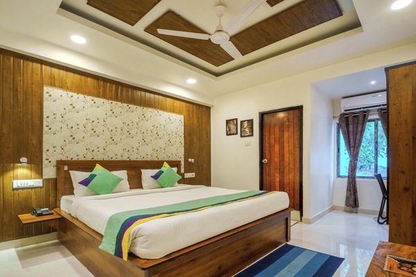 Deluxe-rum | Värdeförvaringsskåp på rummet, skrivbord och ljudisolering