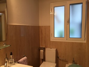 Secadora de cabello, bidet, toallas, papel de baño 