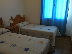 3 habitaciones, tabla de planchar con plancha, wifi y ropa de cama 