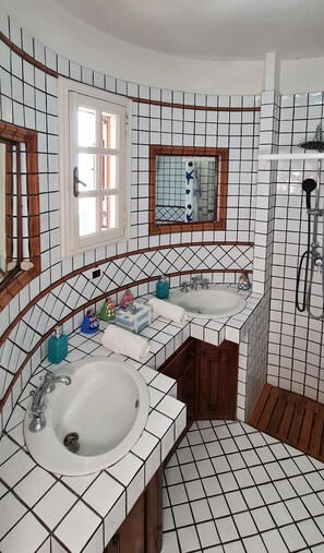 Douche, sèche-cheveux, bidet, serviettes fournies