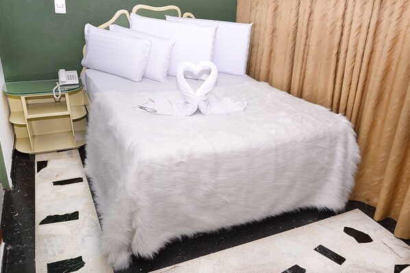 Standard Room | Premium bedding, down comforters, minibar, free WiFi - Hotel Business (Bogotá)