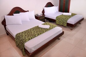 1 habitación, ropa de cama de alta calidad, cubrecamas y minibar 
