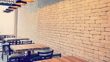 Lunch, dinner served; American cuisine, al fresco dining