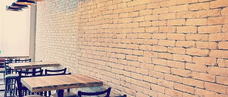 Lunch, dinner served; American cuisine, alfresco dining