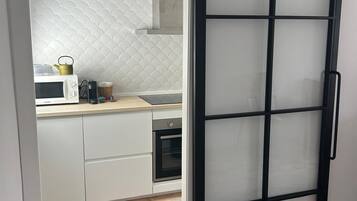 Een koelkast, een microgolfoven, een oven, een kookplaat