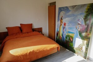 3 bedrooms, desk, iron/ironing board, travel crib