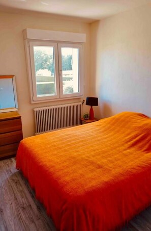 3 bedrooms, desk, iron/ironing board, travel cot - SUPER 1977 : Back to the future in 1977 ! (Dompierre-Becquincourt)