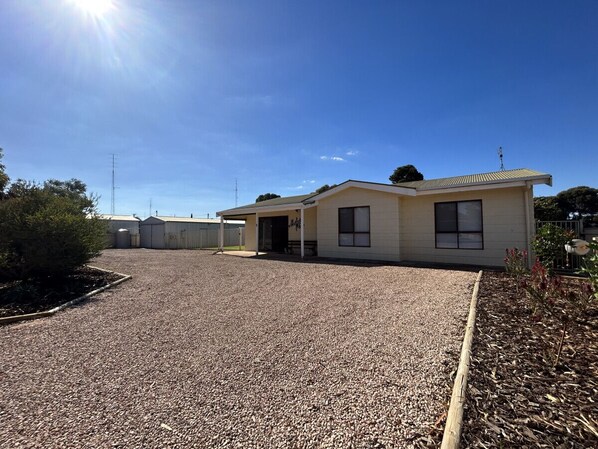 المنشأة من الخارج