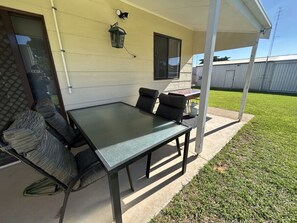 تناول الطعام بالخارج