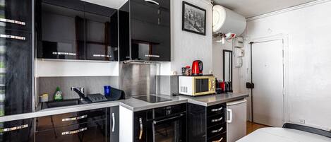 Køleskab, mikrobølgeovn, ovn, kaffe-/temaskine