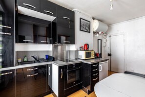 Kylskåp, mikrovågsugn, ugn och kaffe- och tebryggare