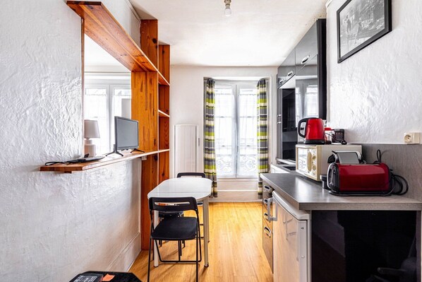 Fridge, microwave, oven, coffee/tea maker