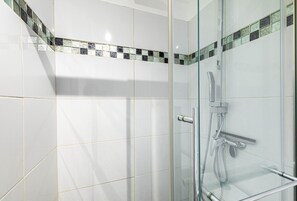 Ducha, secador de pelo, toallas