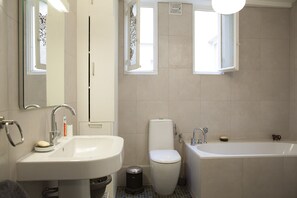 Hair dryer, towels, soap, toilet paper - Beautiful Family apt With Terrace (Paris)