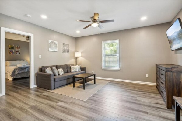 House - Buckroe Getaway- Walk to Beach dog Friendly (Hampton)