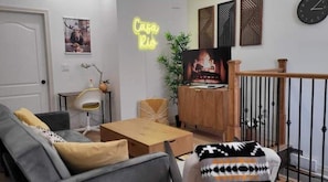 Smart TV - Bright and Cozy Nest in the City 1BR near River, Swim Park, Casino & Tunnel (Windsor)