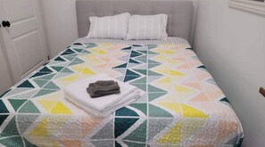 1 Schlafzimmer, Schreibtisch, Bügeleisen/Bügelbrett, Reisekinderbett