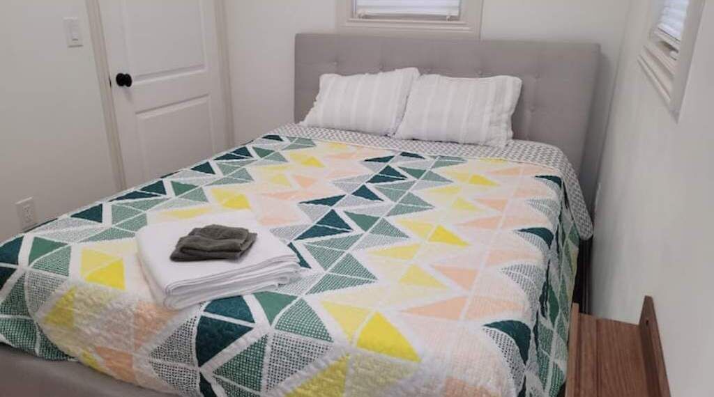 1 sovrum, skrivbord, strykjärn/strykbräda och resesäng