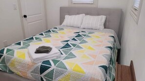 1 dormitorio, escritorio, tabla de planchar con plancha y cuna de viaje