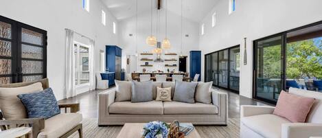 Een smart-tv, een open haard, tafelvoetbal en een tafeltennistafel