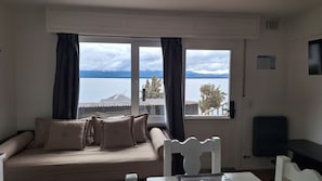 Apartment, 1 Bedroom, Lake View (9) | Ruang tamu | 32 inci televisyen LCD dengan satelit, Netflix, perkhidmatan penstriman