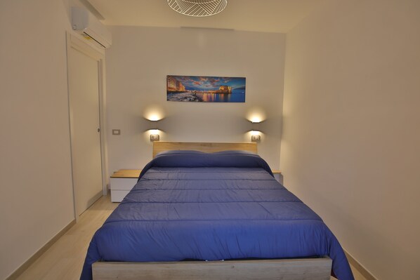 1 habitación, tabla de planchar con plancha, wifi gratis y ropa de cama