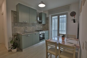 Refrigerador, horno, parrilla de estufa y tetera eléctrica