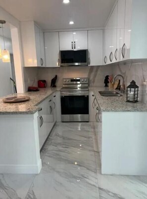 Geladeira, micro-ondas, fogão, cooktop