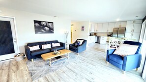 Apartment | 2 bedrooms - The Graceful Pelican Lakeview w Kayaks and Trail (Norfolk)