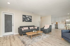 Apartment | 2 bedrooms - The Graceful Pelican Lakeview w Kayaks and Trail (Norfolk)