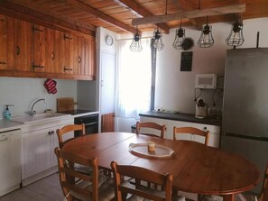Kühlschrank, Mikrowelle, Ofen, Wasserkocher mit Kaffee-/Teezubehör