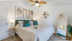 3 bedrooms, WiFi, bed sheets - Outdoor Amenities - Fire Pit - Newly Renovated House W/ Lake Views! (Osage Beach)