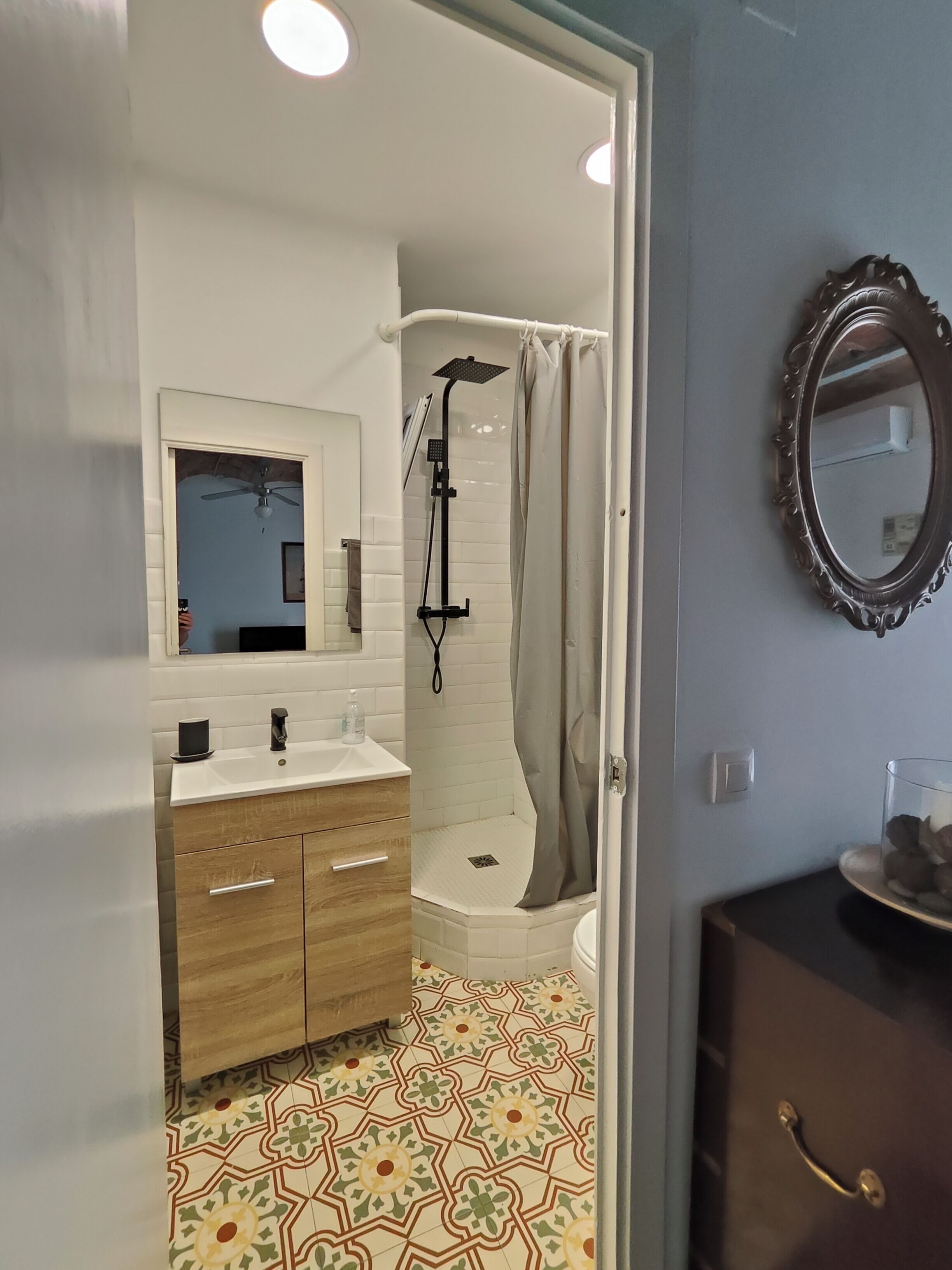 Een douche, een haardroger, handdoeken, zeep