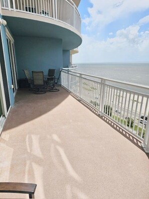 Property grounds - Legacy Towers Beachfront Luxury Condo w/Security/Amenities/Parking/Views (Gulfport)