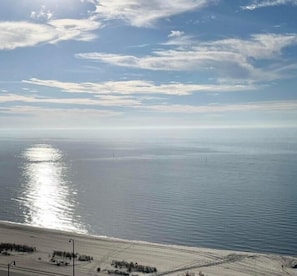 On the beach - Legacy Towers Beachfront Luxury Condo w/Security/Amenities/Parking/Views (Gulfport)
