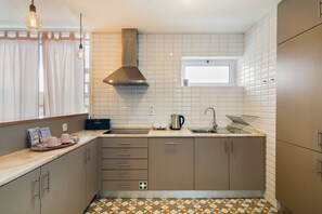 Kylskåp, mikrovågsugn, ugn och diskmaskin