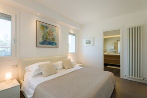 6 bedrooms, desk, iron/ironing board, travel crib