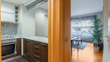 Frigorífico, microondas, horno y lavavajillas