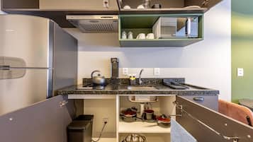 Eenvoudig appartement | Privékeuken | Een koelkast, een magnetron, een espressoapparaat