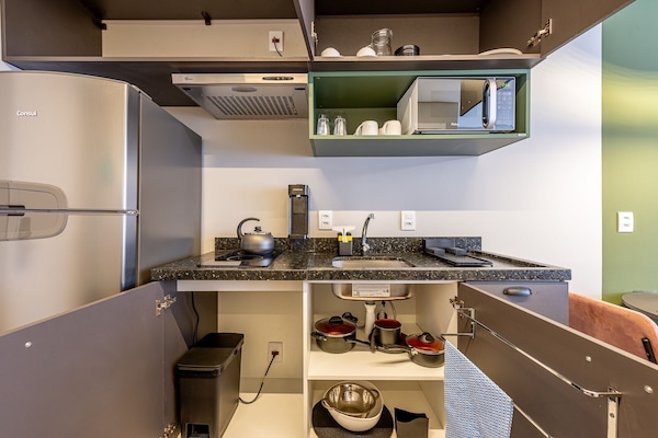 Eenvoudig appartement | Privékeuken | Een koelkast, een microgolfoven, een espressoapparaat