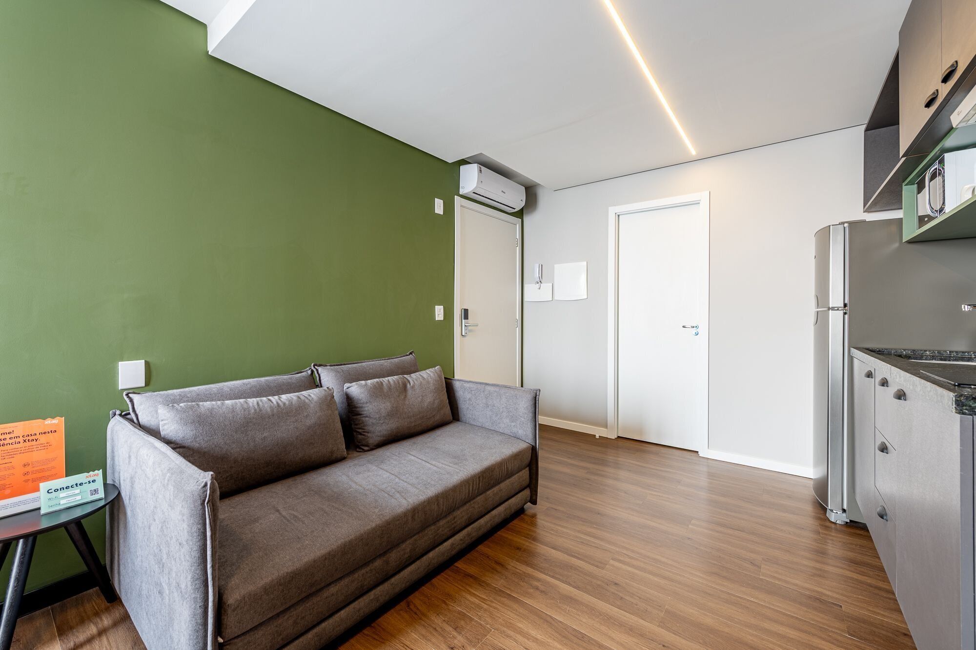 تلفزيون بحجم 32-بوصة يعرض قنوات تلفزيونية رقمية