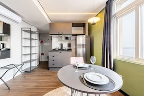 Fridge, microwave, espresso maker, cookware/dishes/utensils - Xtay Porto Alegre Cais Rooftop (Porto Alegre)