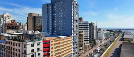 Un edificio de varios pisos con un diseño moderno, que combina espacios residenciales y comerciales.